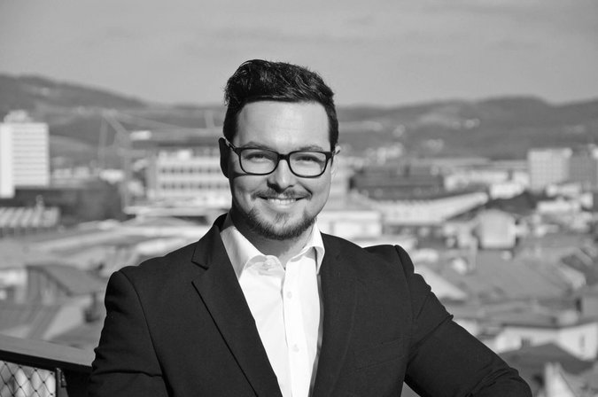 Philipp Parzer in Schwarz Weiß